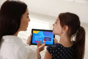 طفلة تتعلم من تطبيق ألف بي أطفال لمدونة فوائد اللعب في التعلم للأطفال