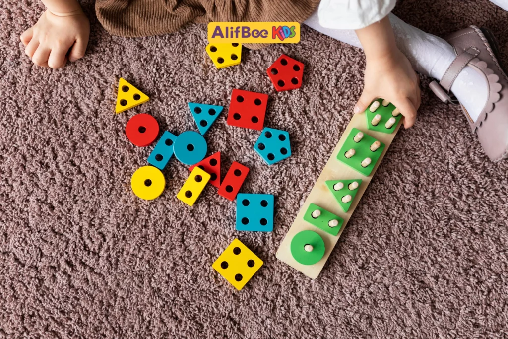طفل يصنف أشكال هندسية